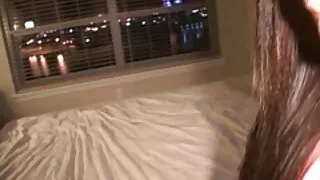 ایک کلیپ سکسی روسی آدمی لڑکیوں میں ایک مرگا shoves.