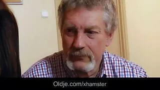 پڑوسی فطرت میں ہم جنس پرست تفریح میں مصروف ہیں ۔ فیلم روسی سکسی