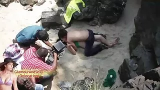 نوجوان لڑکی بلی سے پتہ چلتا ہے. فلم سکسی روسی