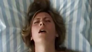 Brunette مشت زنی ٹیبلوئڈ ناول فیلم روسی سکسی پڑھنا۔